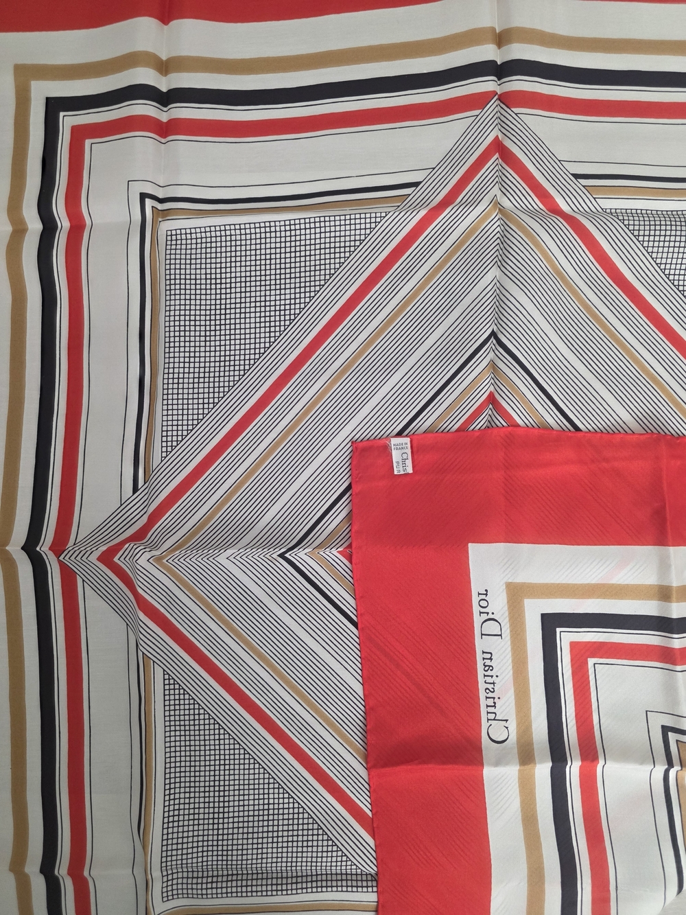 Auth 🎀  Geometric Diamond Pattern Silk Scarf ♋️🎗 - Picture 6 of 10